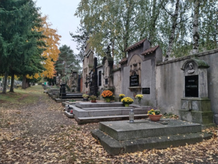 LN při zdi