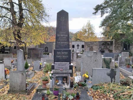hrob Škutchanů